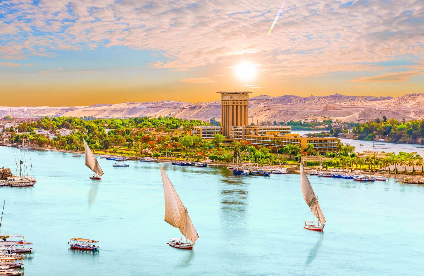 Algunos Barcos Navegando En El Nilo De Aswan