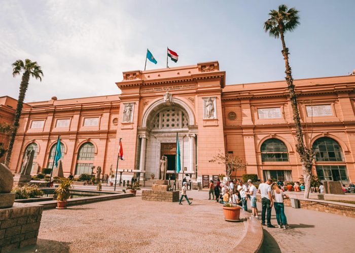 Algunos Turistas De La Entrada Al Museo Egipcio