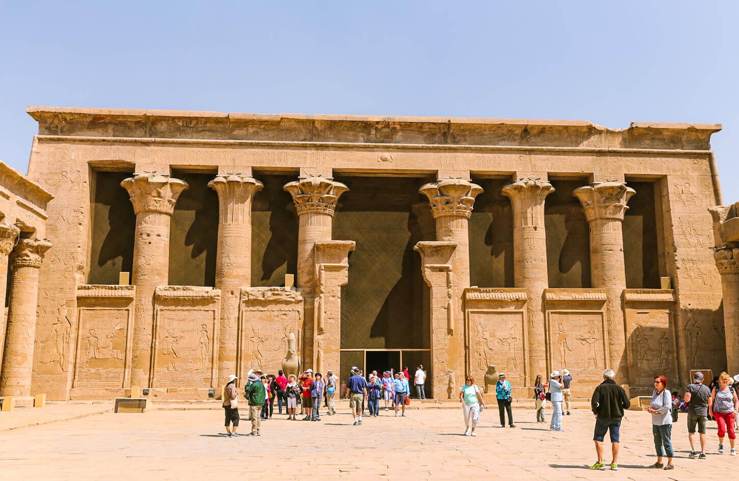 Algunos Visitantes Del Dentro Del Templo De Edfu