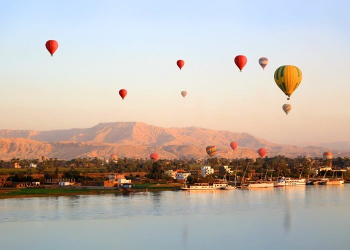 Asombrosa Foto De Un Globo De Aire Caliente Sobre La Hermosa Ciudad De Luxor
