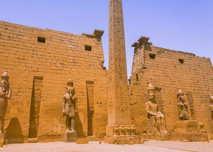 Estatuas Y Un Obelisco De La Fachada Del Templo Luxor