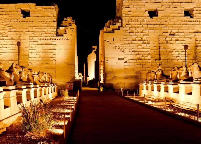 Fantasticas Vistas De La Entrada Al Templo De Karnak Desde El Espectaculo De Luz Y Sonido