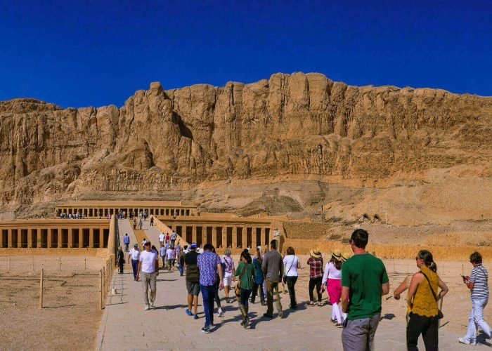 Foto De La Entrada Al Templo De Hatshepsut Durante La Entrada De Visitantes