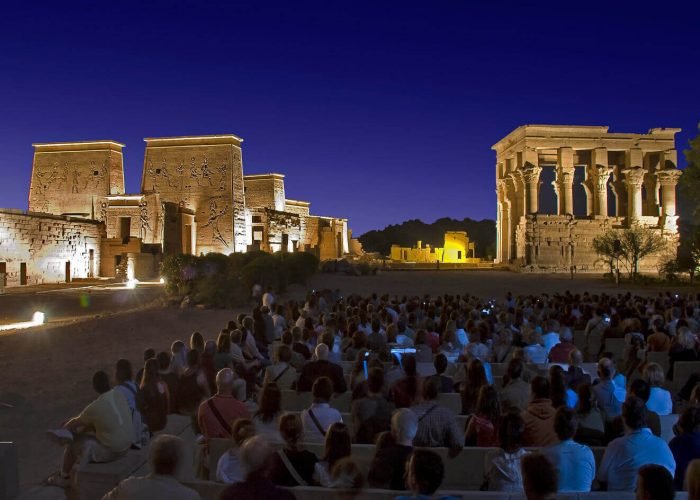Foto De Visitantes En El Templo De Philae Durante El Espectaculo De Sonido Y Luz