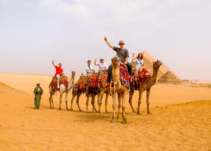Fotos De Unos Turistas Cabalgando Camellos En La Zona De Las Piramides
