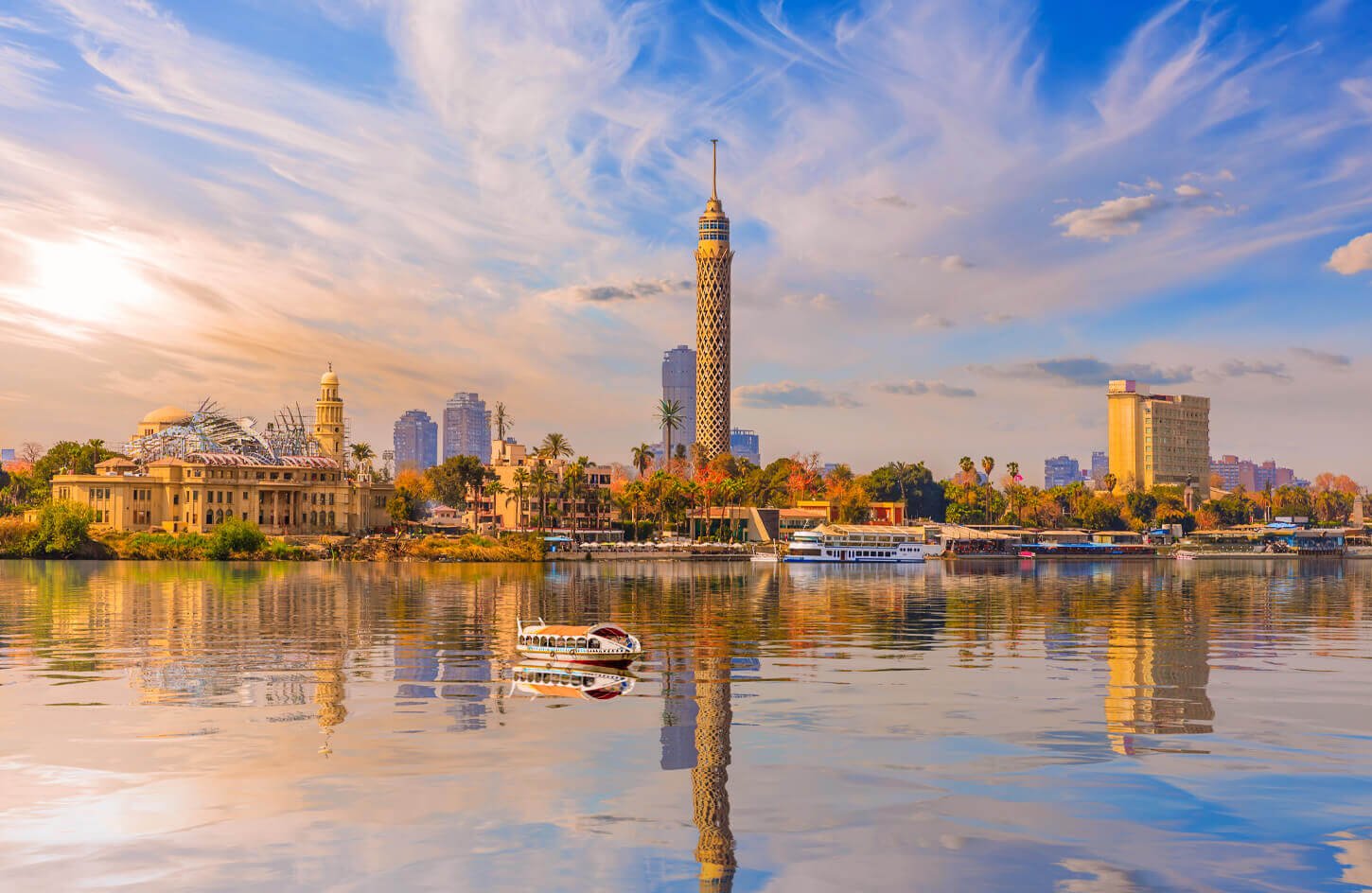 La Torre De El Cairo Con Su Reflejo En El Rio Nilo