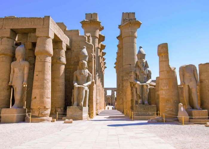 Las Maravillosas Estatuas Frente A La Entrada Del Templo De Luxor