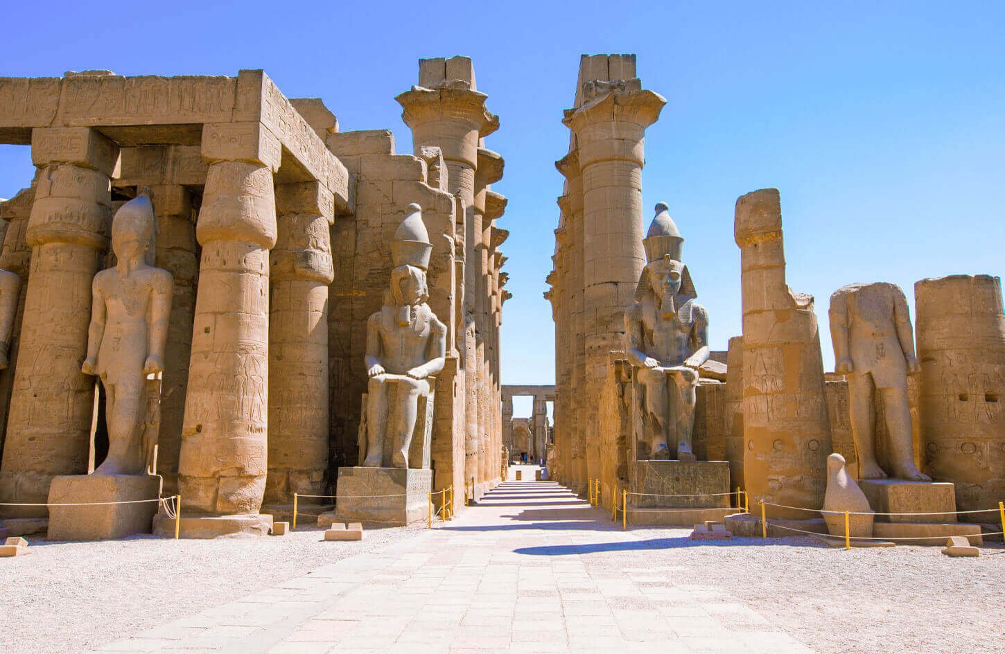 Las Maravillosas Estatuas Frente A La Entrada Del Templo De Luxor