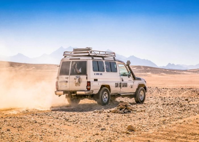Maravillosa Foto De Un Coche Con Traccion A Las Cuatro Ruedas De Uno De Los Maravillosos Viajes De Safari 1
