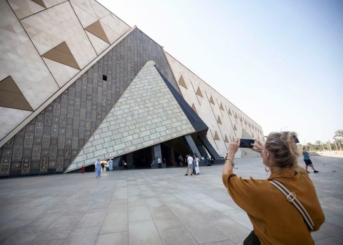 Maravillosa Foto De Una Mujer Frente Al Gran Museo Egipcio
