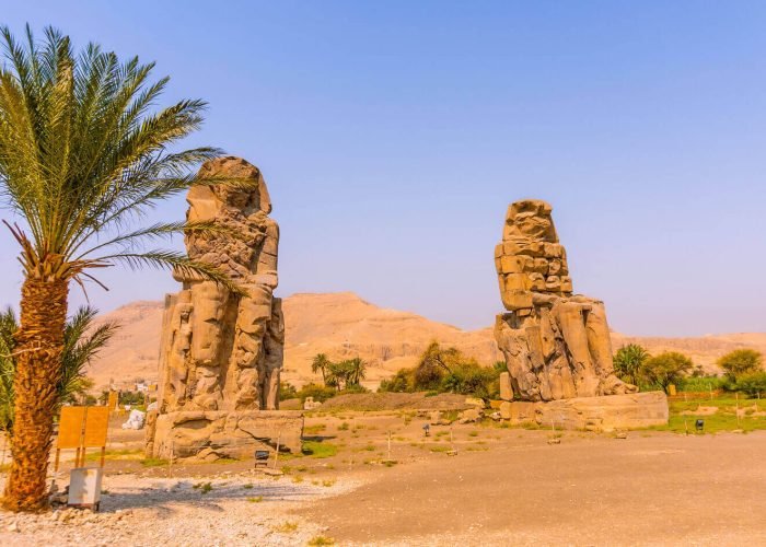 Pareja De Su Visita A Las Dos Estatuas De Memnon En Luxor