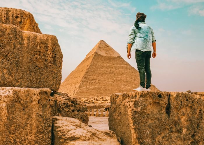 Turista Hombre Parado Delante De La Piramide De Khafre