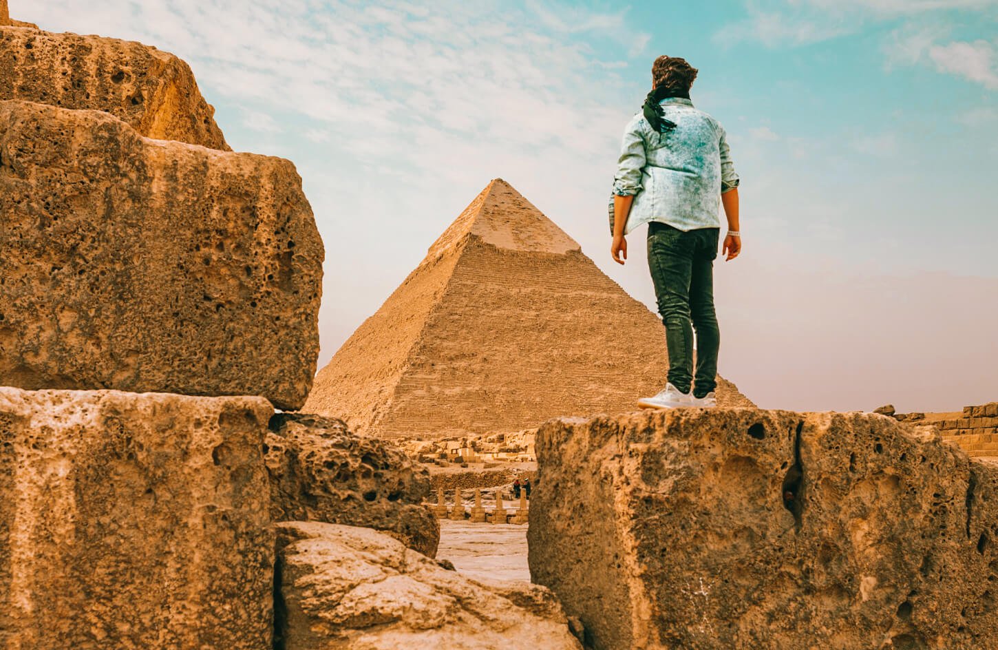 Turista Hombre Parado Delante De La Piramide De Khafre