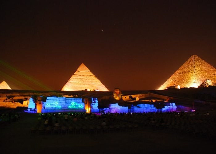 Un Gran Shot De La Sonido Y Luz Show En Las Piramides En Giza