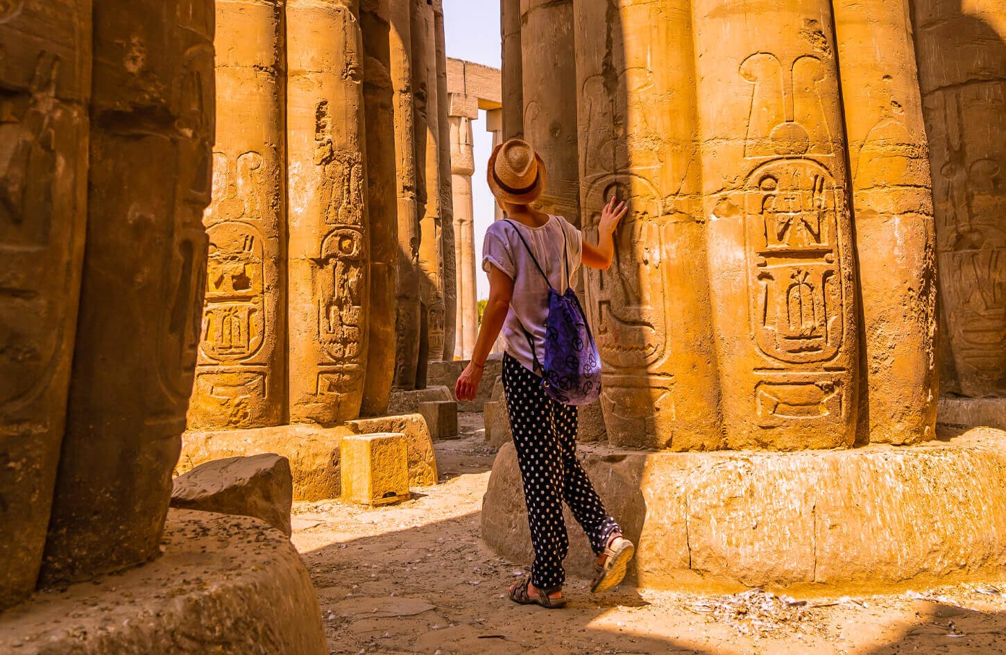 Un Turista Cerca De Una De Las Columnas Del Templo Karnak