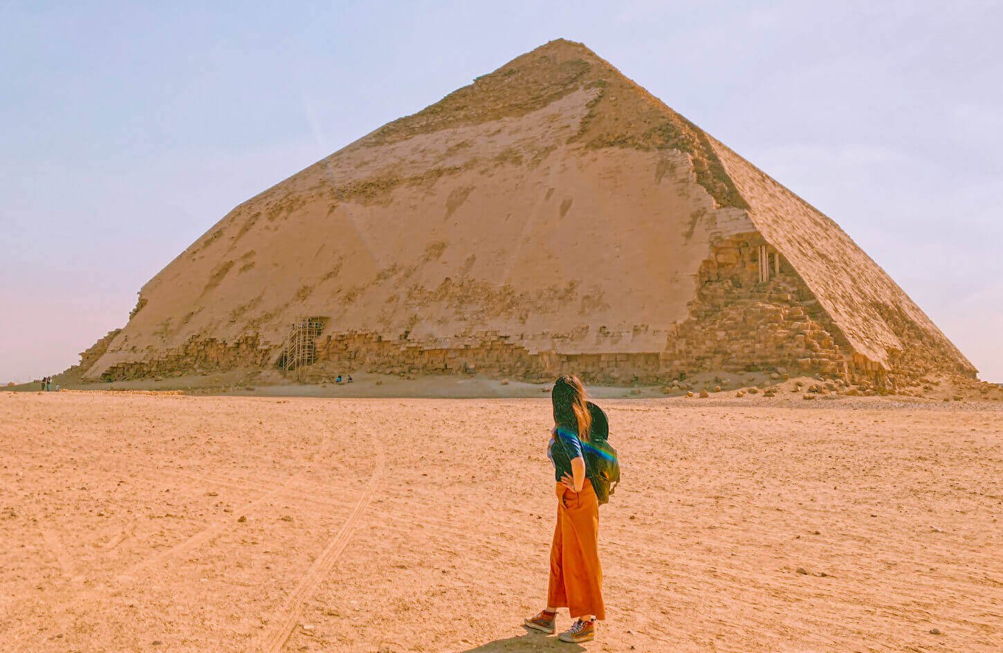Una Chica Delante De La Piramide De Dahshur