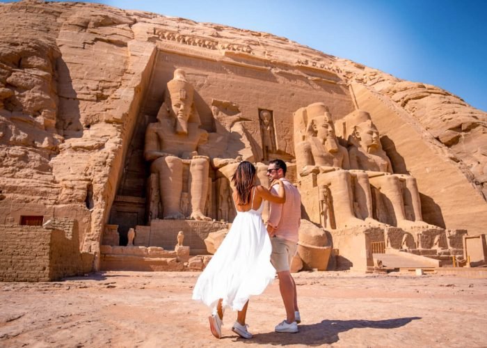 Una Foto De Una Pareja Frente Al Templo De Abu Simbel En Asuan