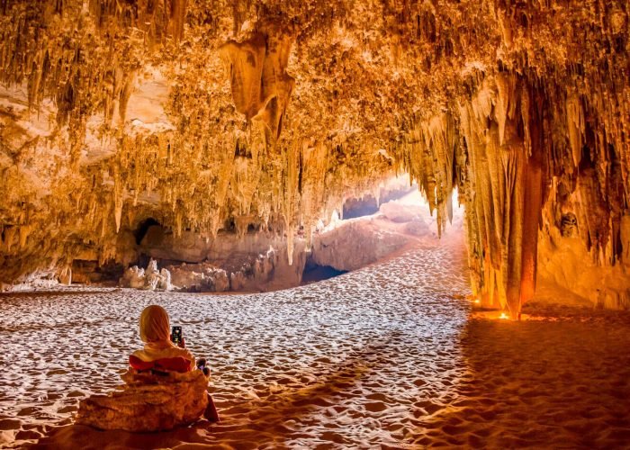 Una Foto Maravillosa De Una Chica Del Fondo De La Cueva Djara En El Oasis De Bahariya