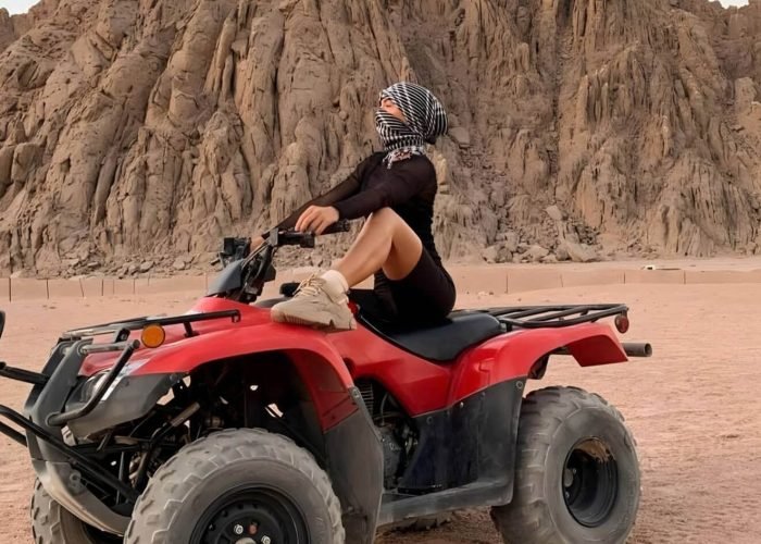 Una Foto Maravillosa De Una Mujer En Una Bici Cuadriciclo En El Desierto De Marsa Alam