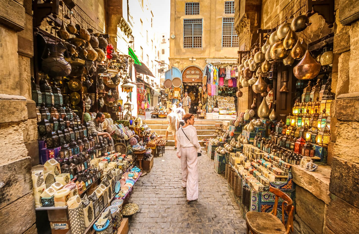 Una Foto Maravillosa De Unas Turistas En Khan El Khalili