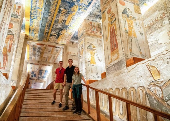 Una Gran Toma De Algunos Turistas Dentro Del Valle De Los Reyes En Luxor