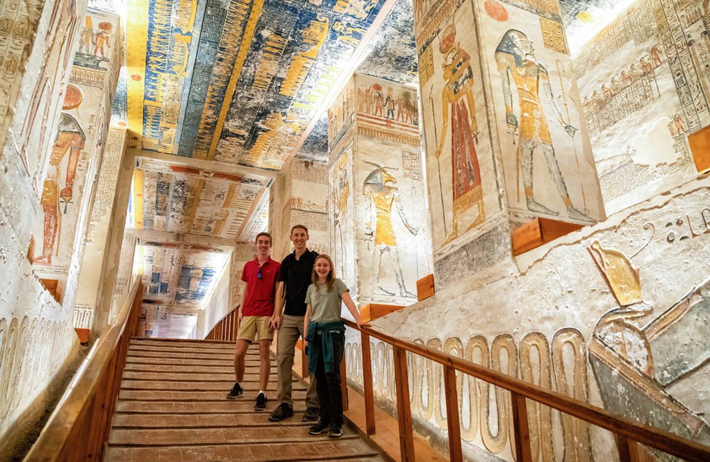 Una Gran Toma De Algunos Turistas Dentro Del Valle De Los Reyes En Luxor