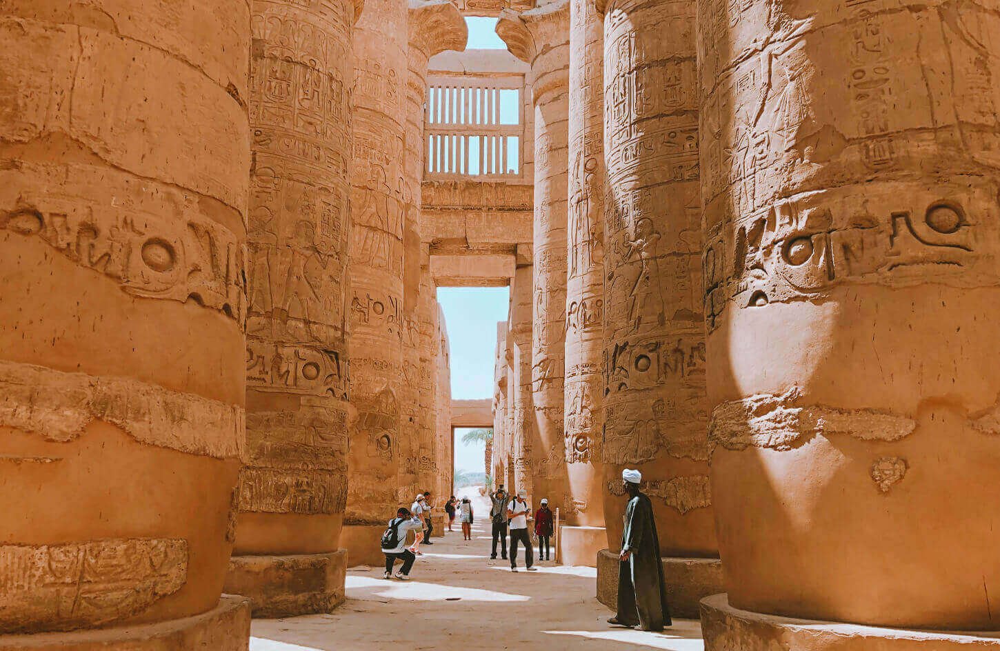 Una Imagen De Algunos Visitantes Cerca De Las Columnas Del Templo De Karnak