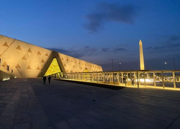 Una Imagen De La Entrada Principal Del Gran Museo Egipcio En Giza