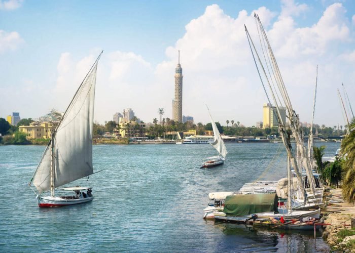 Una Imagen De La Felucca En El Cairo En El Rio Nilo Con La Torre De El Cairo