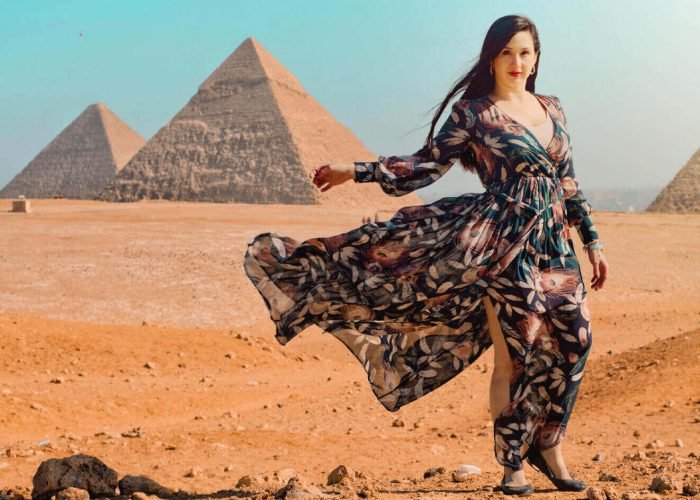 Una Maravillosa Foto De Un Turista Delante De Las Piramides