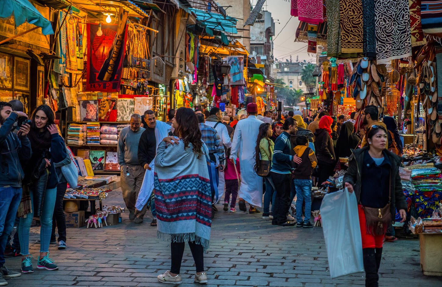 Una Maravillosa Imagen De Algunas Personas Del Fondo De Una De Las Calle De Khan El Khalili