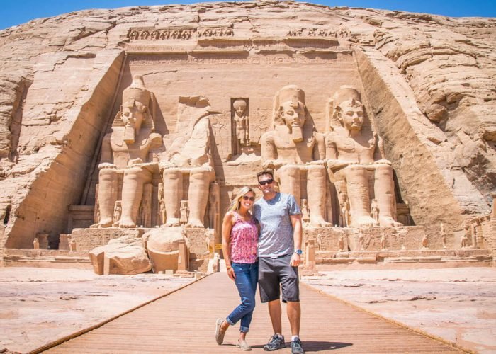 Una Maravillosa Imagen De La Pareja Delante Del Templo Abu Simbel