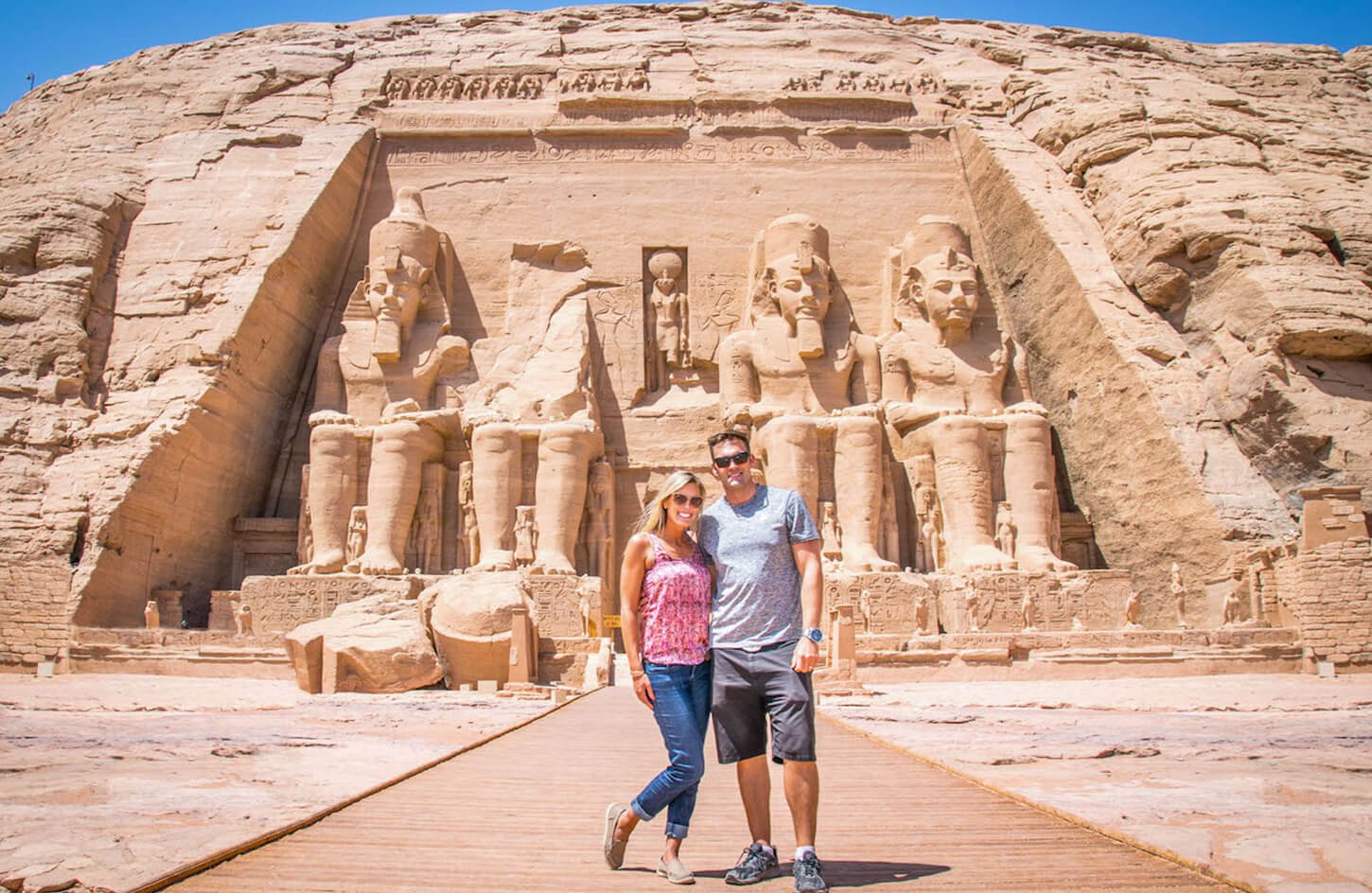 Una Maravillosa Imagen De La Pareja Delante Del Templo Abu Simbel