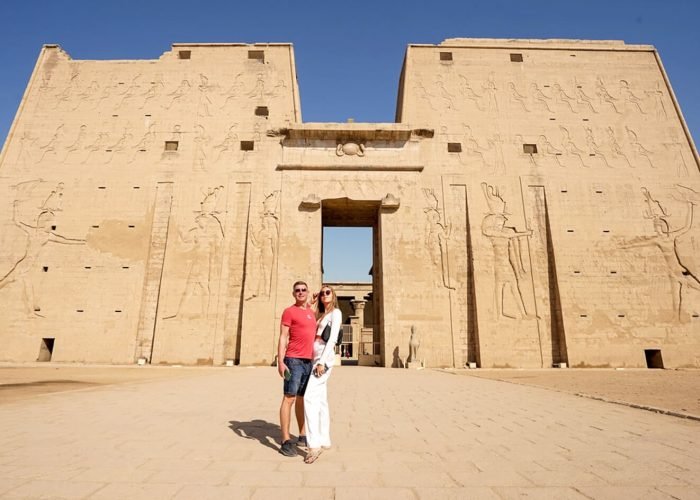 Una Maravillosa Imagen De La Pareja Delante Del Templo De Edfu