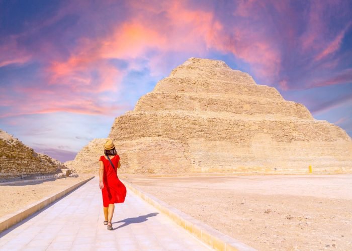 Una Maravillosa Imagen De Un Turista Delante De La Piramide Saqqara