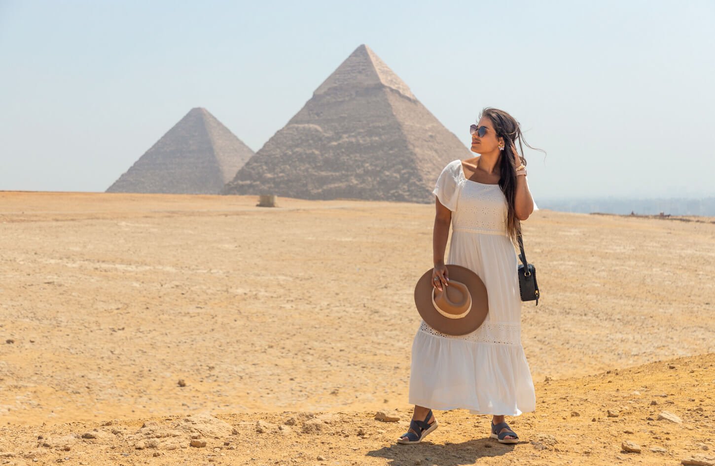 Una Maravillosa Imagen De Un Turista Delante De Las Piramides