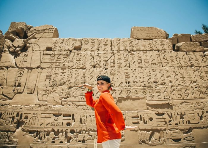 Una Maravillosa Imagen De Un Turista En Luxor Templo