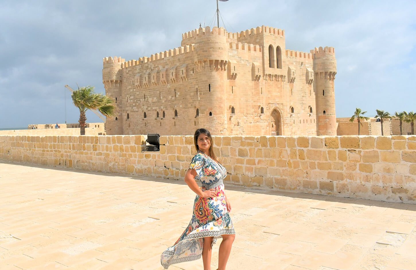 Una Maravillosa Imagen De Una Chica Delante De Qaitbay Ciudadela En Alexandria