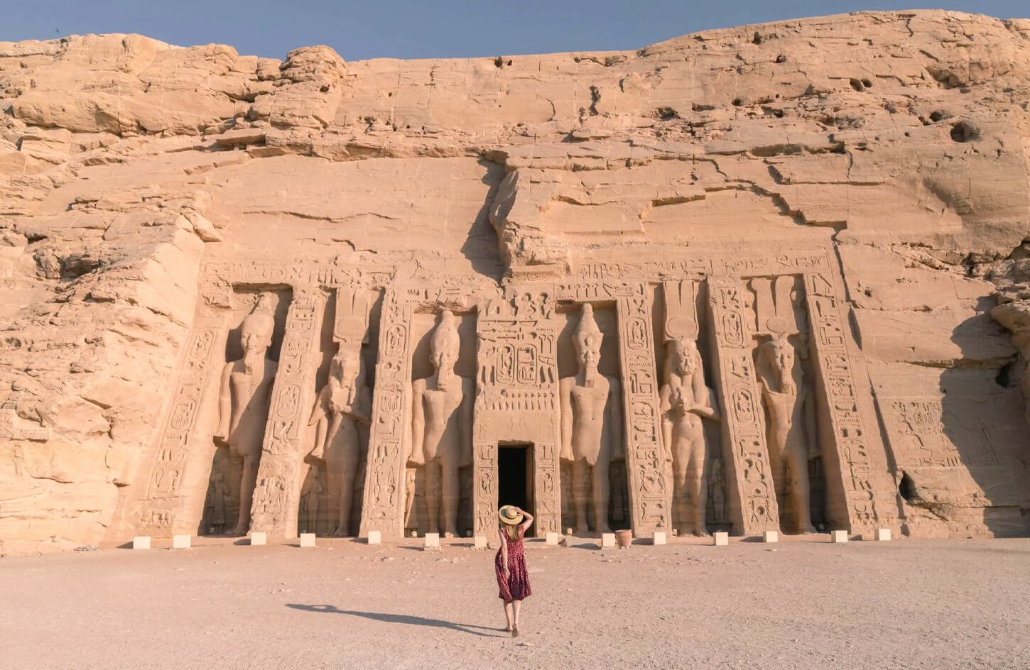 Una Maravillosa Imagen De Una Chica Delante Del Templo Abu Simbel