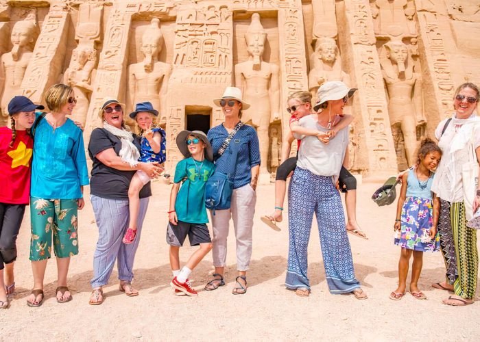 Una Maravillosa Imagen De Una Familia Delante Del Templo Abu Simbel