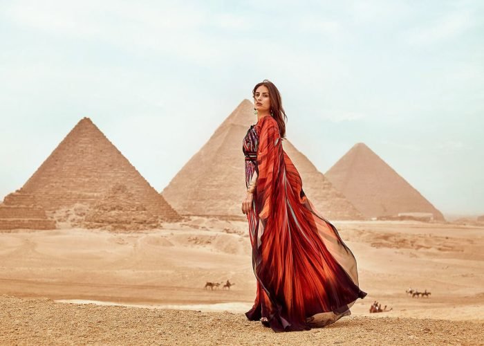 Una Maravillosa Imagen De Una Nina Con Vestido Rojo Parada Delante De Las Piramides