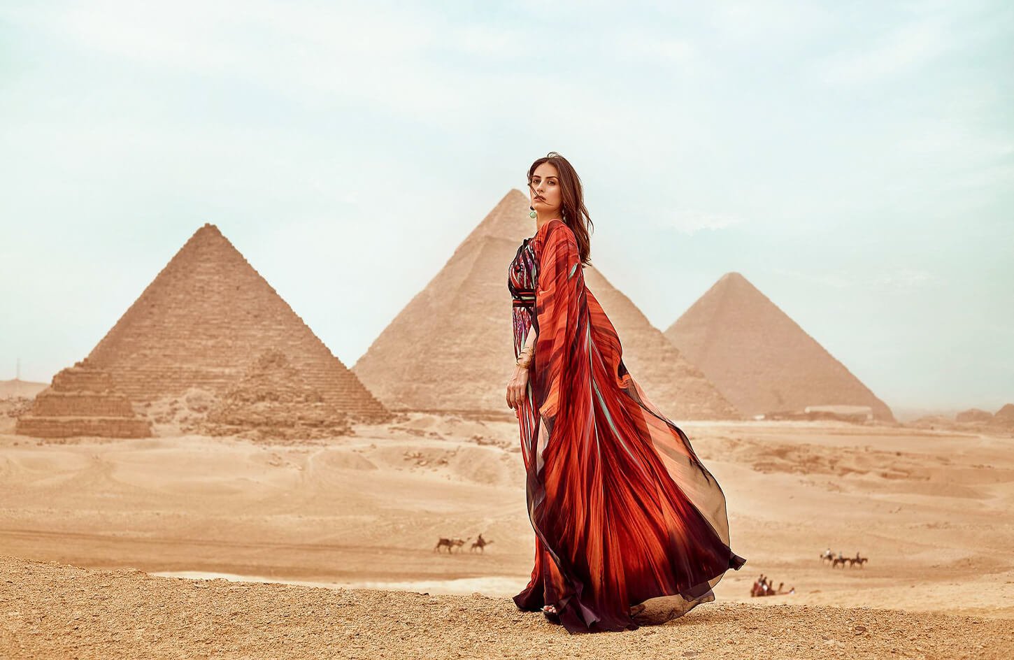 Una Maravillosa Imagen De Una Nina Con Vestido Rojo Parada Delante De Las Piramides