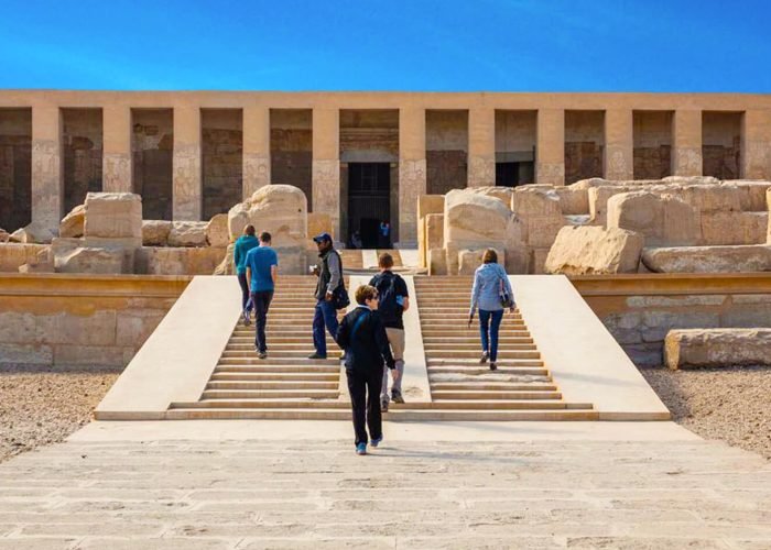 Una Maravillosa Imagen De Unos Visitantes Delante Del Templo De Abydos