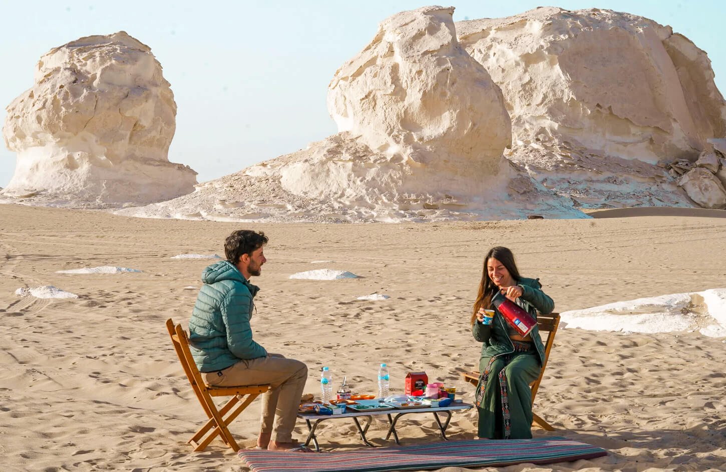 Foto Maravillosa De Una Pareja Disfrutando De Un Desayuno En El Oasis De Bahariya