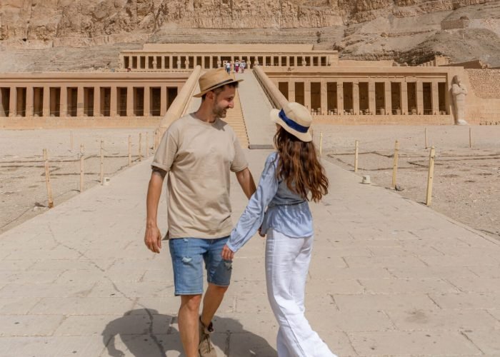 Una Foto Maravillosa De La Pareja Delante Del Templo Hatshepsut