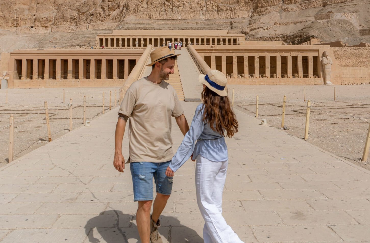 Una Foto Maravillosa De La Pareja Delante Del Templo Hatshepsut
