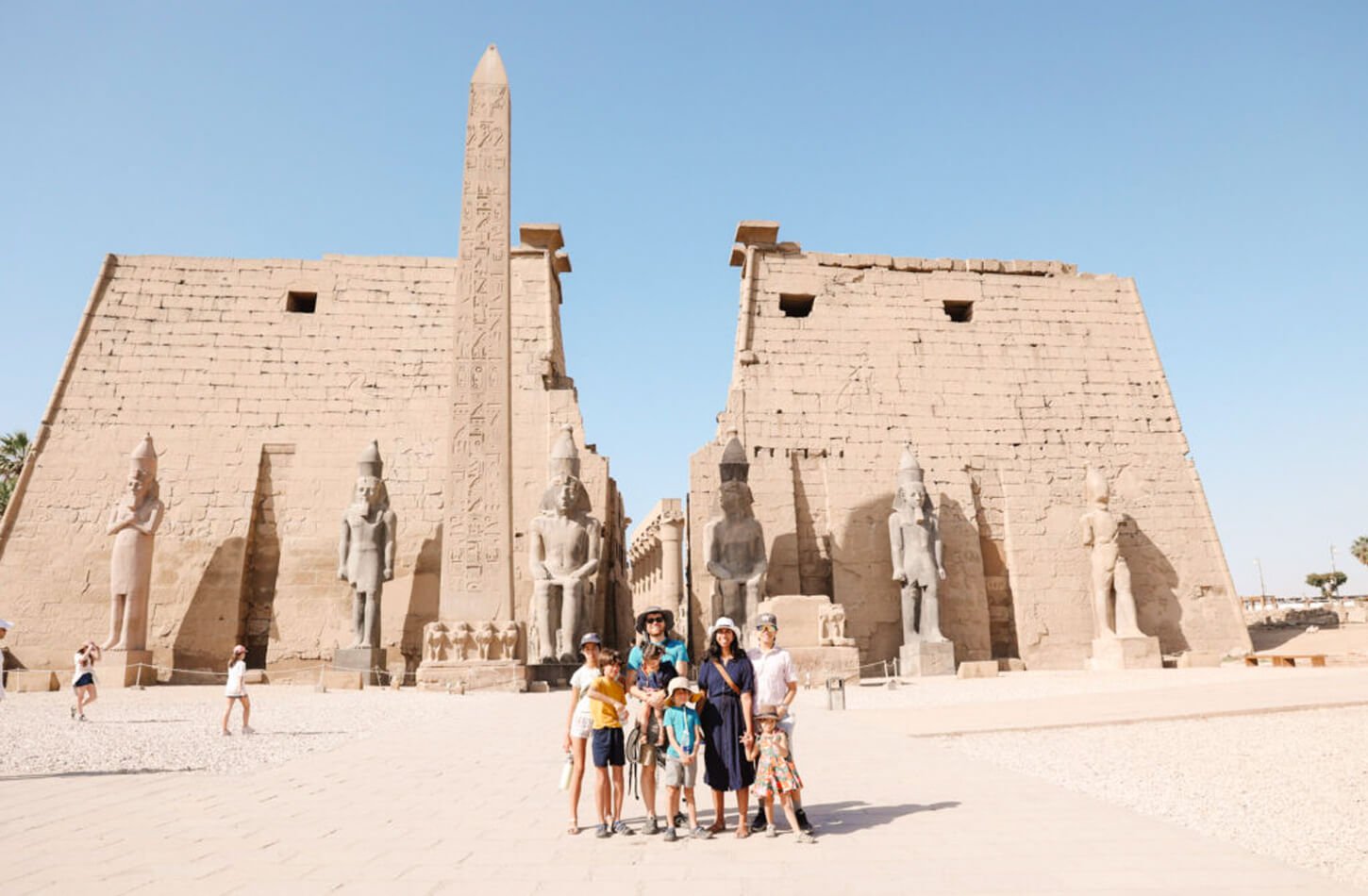 Una Foto Maravillosa De Una Familia Delante Del Templo Luxor