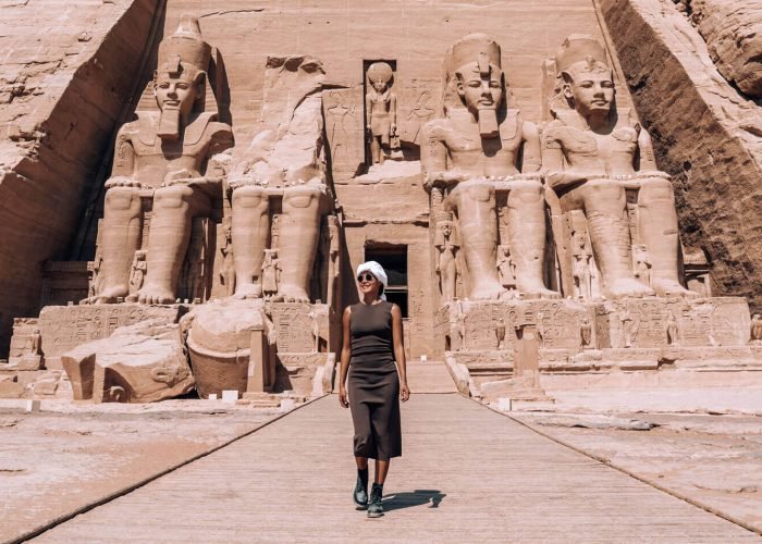 Una Maravillosa Imagen De Una Mujer Delante Del Templo Abu Simbel