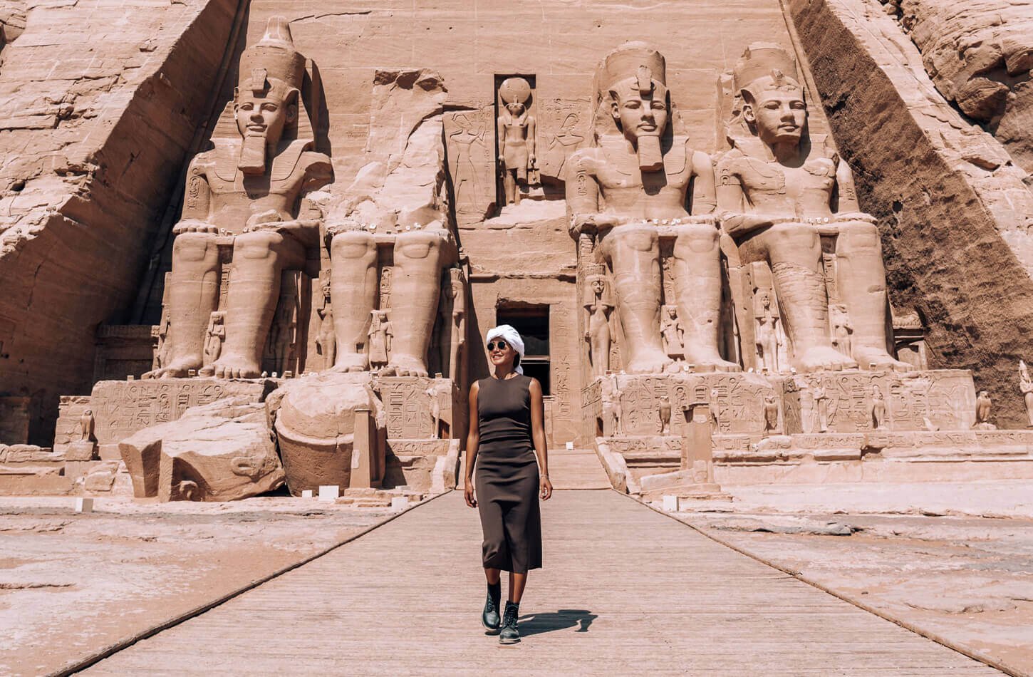 Una Maravillosa Imagen De Una Mujer Delante Del Templo Abu Simbel