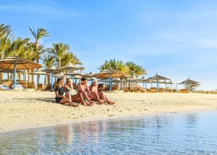 Foto Muy Bella De Un Grupo De Turistas En La Playa De Port Ghalib